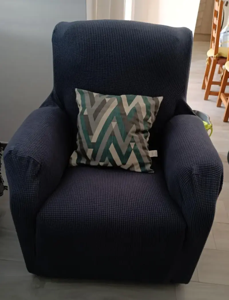 Fauteuil une place protégé par une housse extensible anthracite