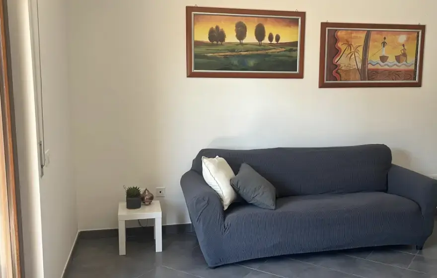 Canapé rénové avec une housse bien ajustée