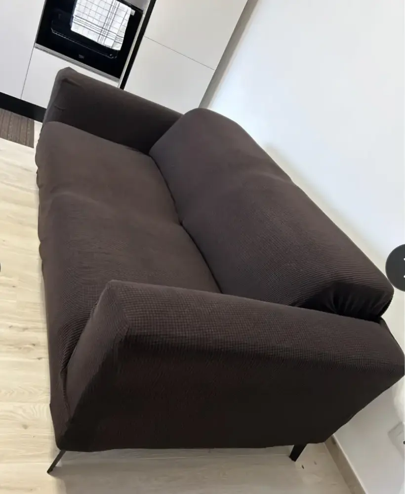 Canapé trois places habillé d’une housse anthracite