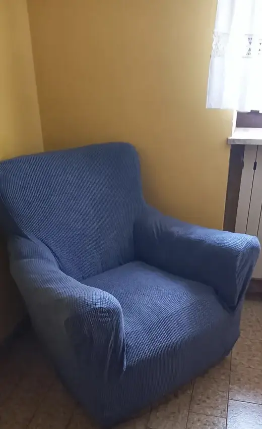 Fauteuil vintage rénové avec une housse extensible
